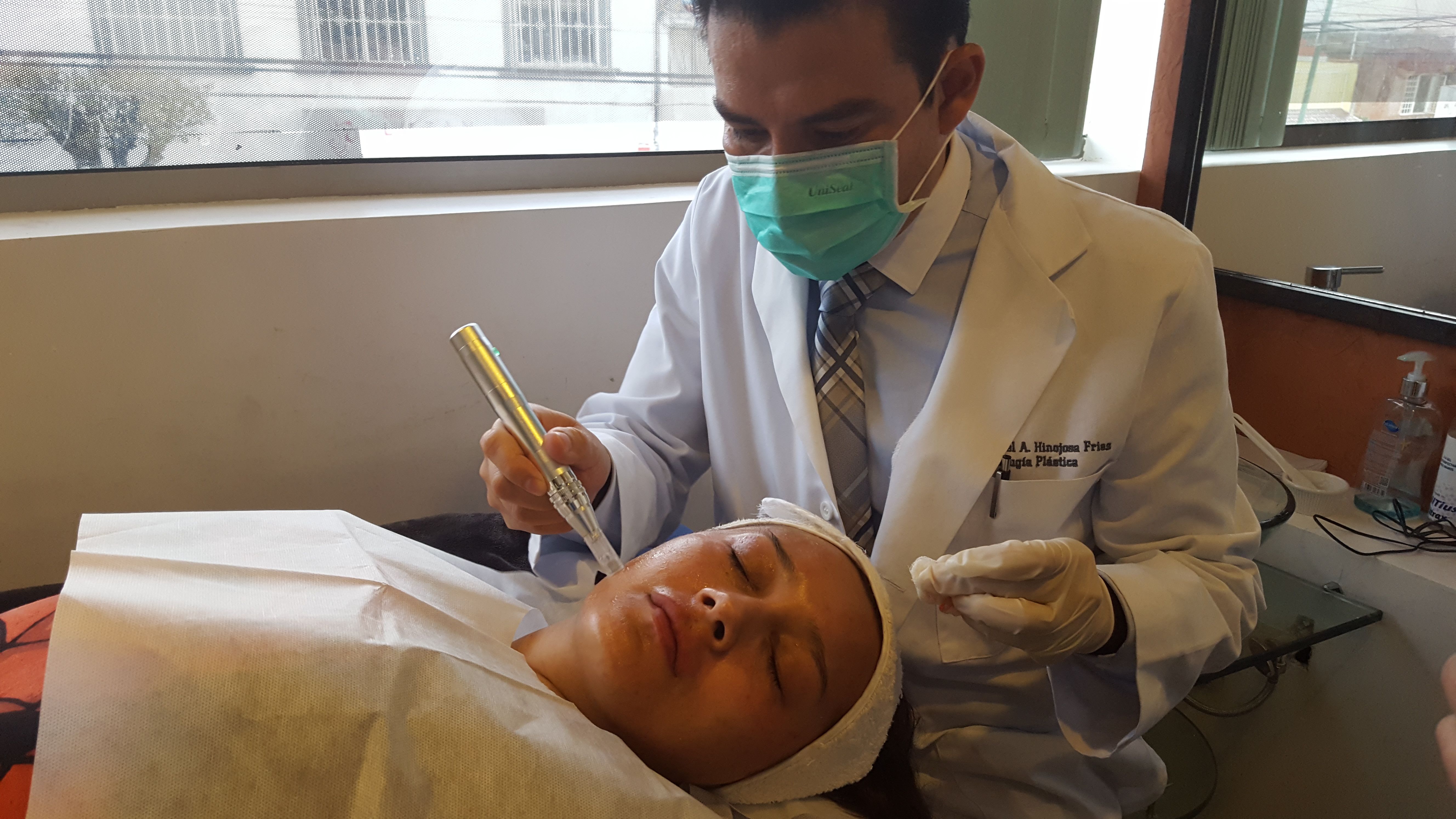 Dr. haciendo tratamiento facial a una paciente