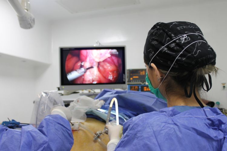 médicos haciendo un procedimiento de manga gástrica