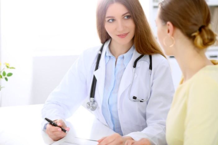 Doctora hablando con paciente