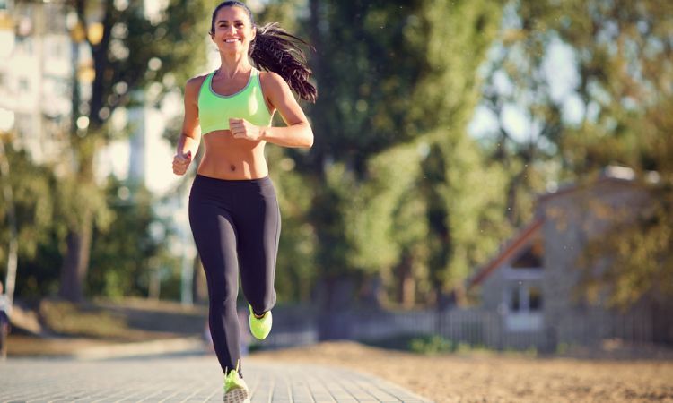 Mujer sale a correr después de operación