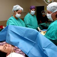 ¿Es seguro realizar cesárea y abdominoplastia a la vez?