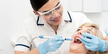 Diferencias entre la limpieza y el raspado dental