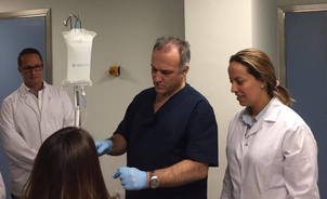 Doctor con paciente, balón gástrico